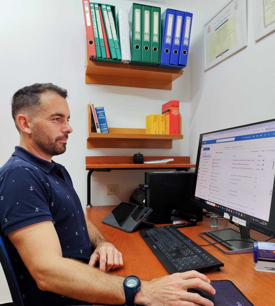 Bienvenido a la página web de los servicios de traducción e interpretación de Carlos Heise. Por parte de padre alemán, hijo de un corresponsal en lenguas extranjeras, y por parte de madre española, profesora, despertó en mí desde muy joven una gran curiosidad por los idiomas. Con los años, ese interés natural por las lenguas se convirtió no solo en mi profesión académica, sino también en una auténtica pasión.